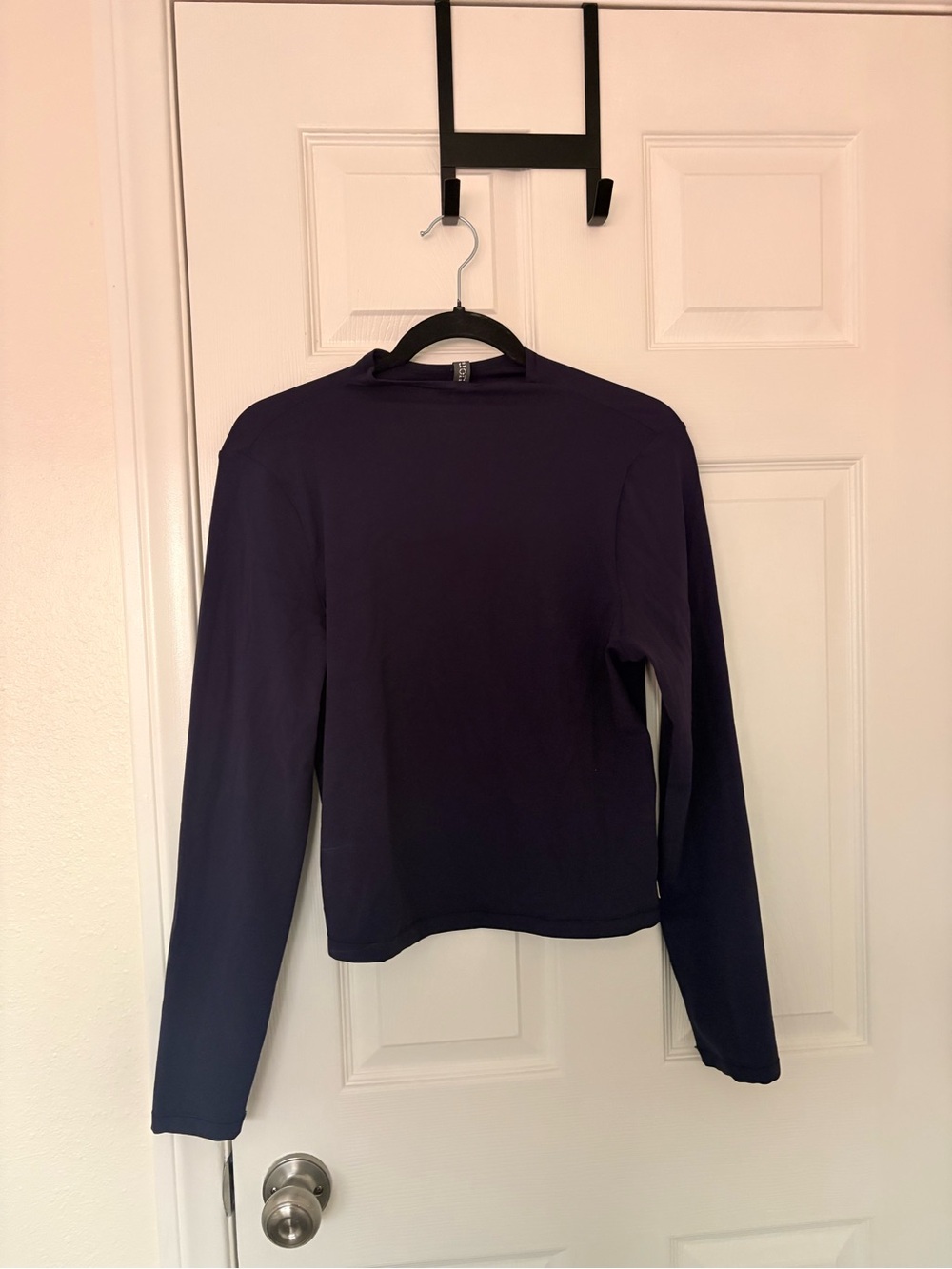 Vuori Long-Sleeve Crewneck Top in Navy